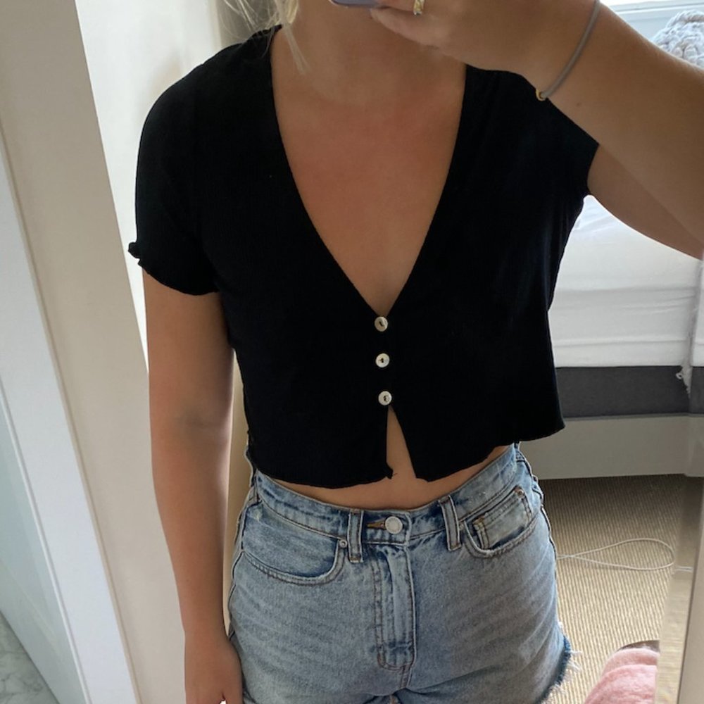 black crop t shirt
